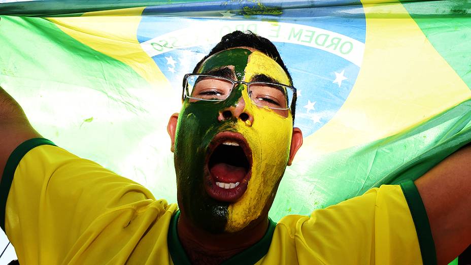Torcedor do Brasil posa para foto em frente ao Castelão antes do jogo contra a Colômbia, em Fortaleza