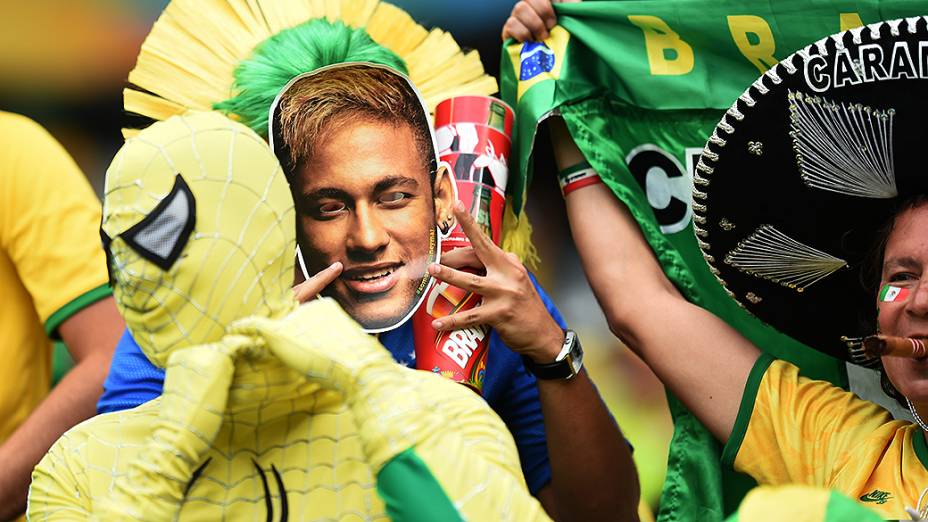 Torcedores do Brasil usam máscara de Neymar antes do jogo contra a Alemanha no Mineirão, em Belo Horizonte