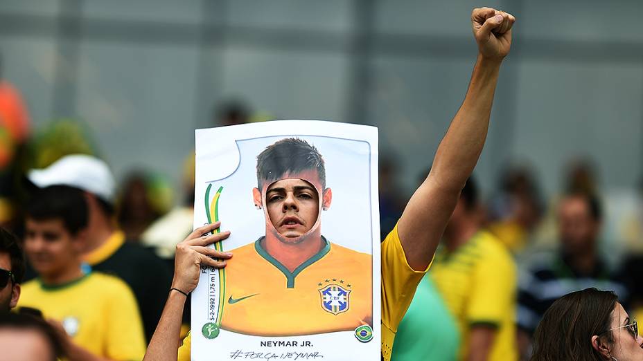 Torcedor do Brasil aparece atrás de um figurinha gigante de Neymar no jogo contra a Alemanha, no Mineirão em Belo Horizonte