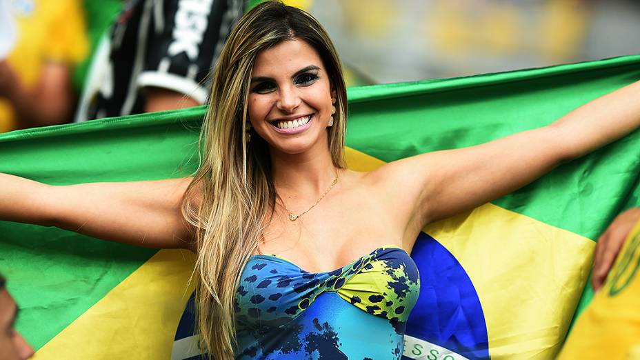 Torcedora do brasil aguarda o início do jogo contra a Alemanha no Mineirão, em Belo Horizonte