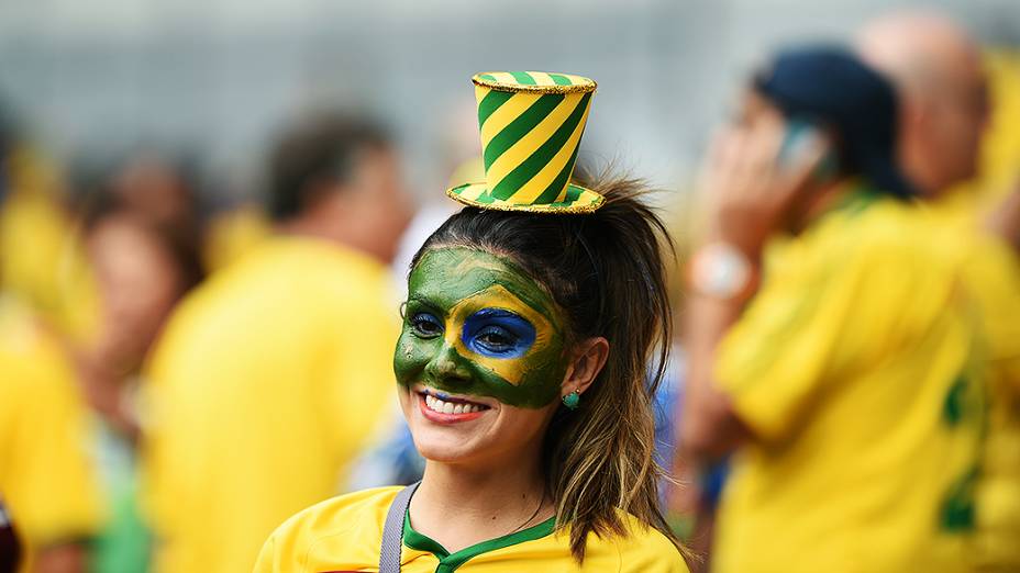 Torcedora do brasil aguarda o início do jogo contra a Alemanha no Mineirão, em Belo Horizonte