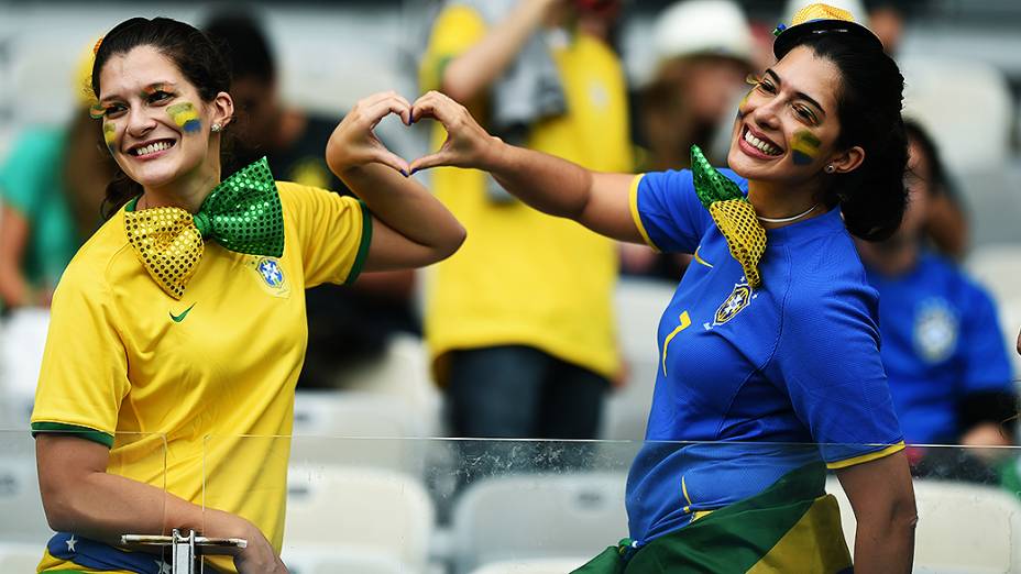 Torcedoras do Brasil aguardam início do jogo contra a Alemanha no Mineirão, em Belo Horizonte