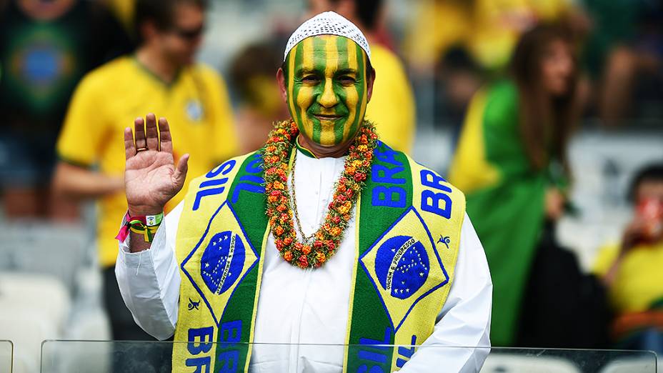 Torcedores aguardam o início do jogo entre Brasil e Alemanha no Mineirão, em Belo Horizonte