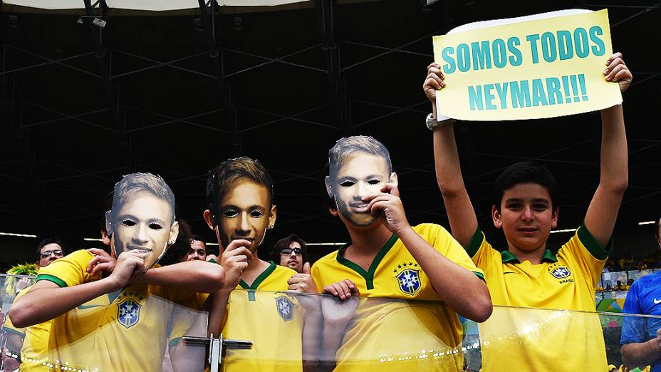 Torcedores usam máscara de Neymar no jogo entre Brasil e Alemanha no Mineirão, em Belo Horizonte