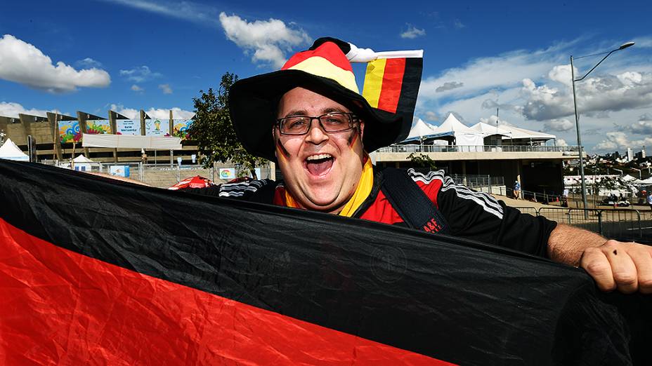 Torcedor com a bandeira da Alemanha chega para a partida contra o Brasil no Mineirão, em Belo Horizonte