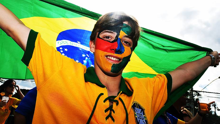 Torcedor do pinta o rosto metade bandeira do Brasil metade da Alemanha, em Belo Horizonte