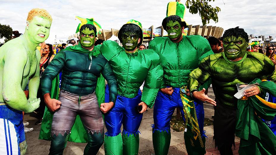 Torcedores do Brasil se fantasiam do personagem Hulk para o jogo contra a Alemanha no Mineirão, em São Paulo