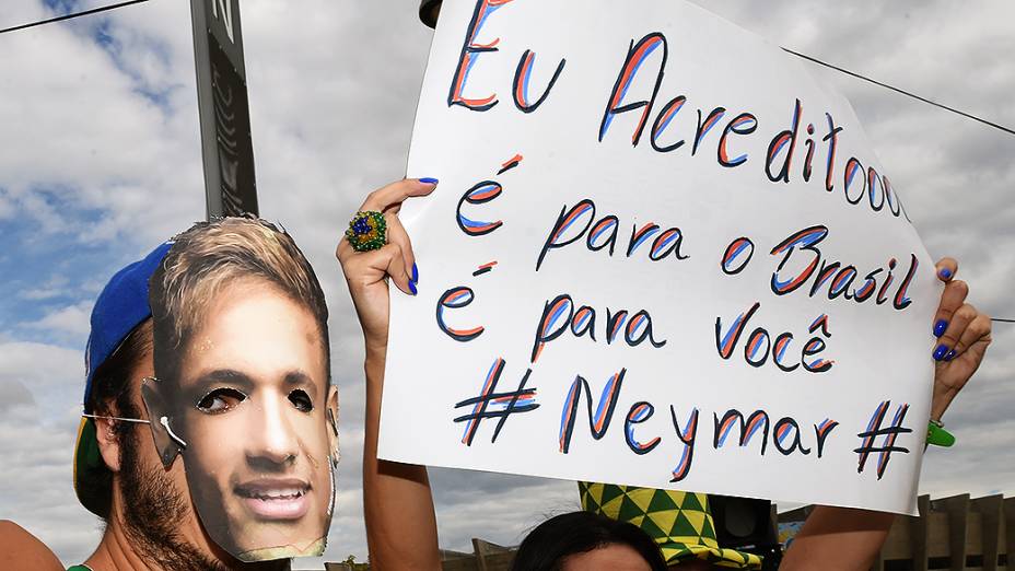 Torcedores do Brasil exibem cartaz antes do jogo contra a Alemanha, em Belo Horizonte