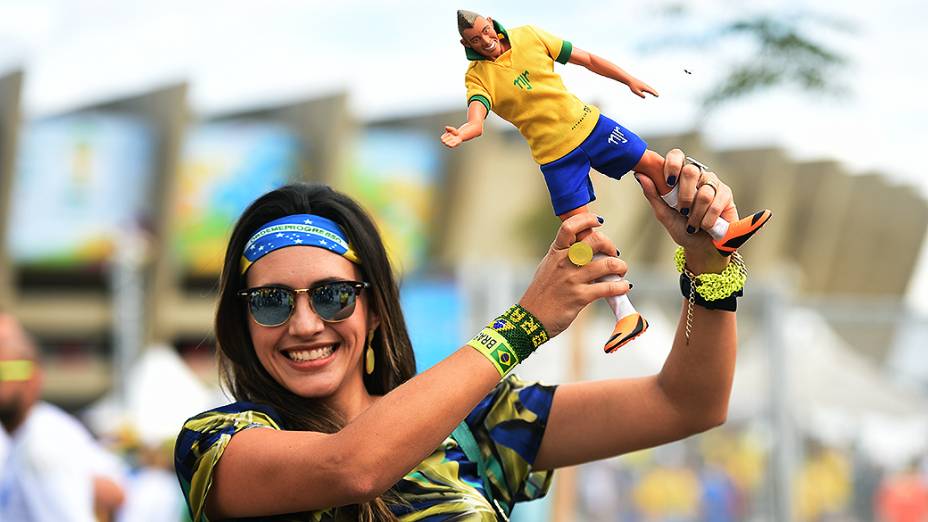 Torcedora do Brasil segura um boneco de Neymar antes do jogo contra a Alemanha no Mineirão, em Belo Horizonte