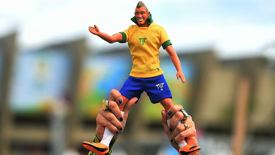 Torcedora do Brasil segura um boneco de Neymar antes do jogo contra a Alemanha no Mineirão, em Belo Horizonte