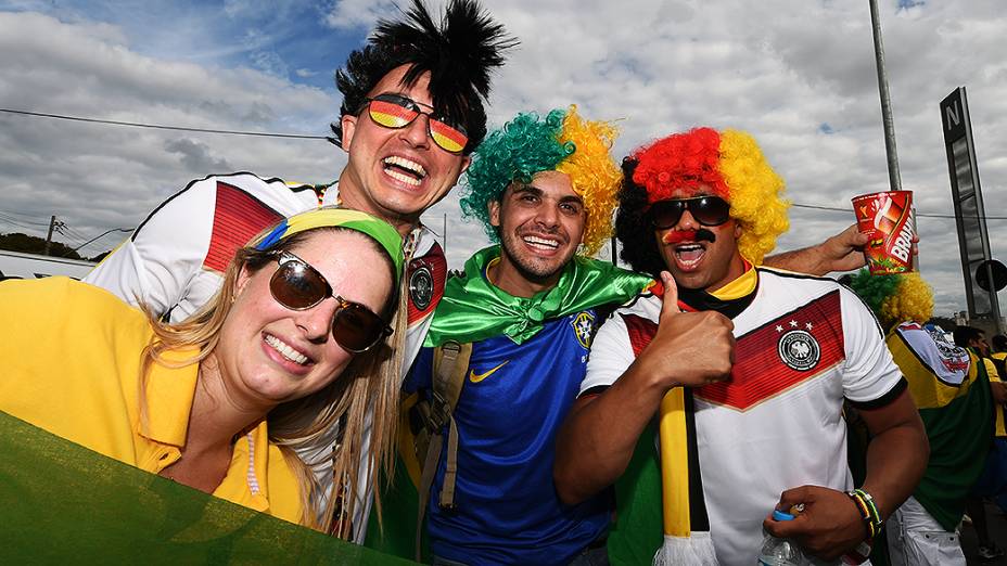 Torcedores de Brasil e Alemanha chegam no Mineirão , em Belo Horizonte