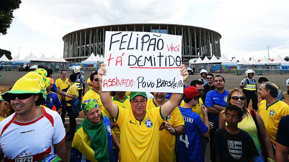 Torcedor do Brasil mostra cartaz antes do jogo contra a Holanda no Mané Garrincha, em Brasília