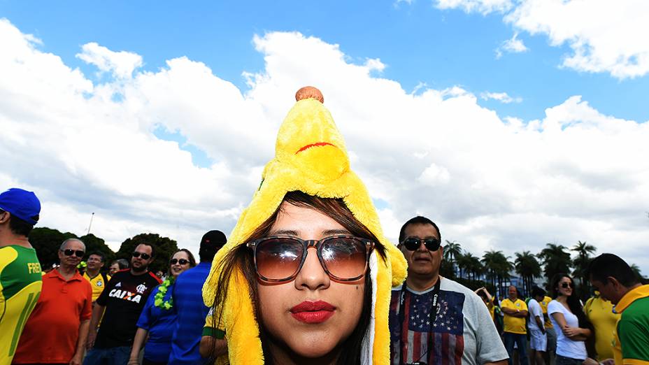 Torcedora do Brasil chega no Mané Garrincha para o jogo contra a Holanda, em Brasília