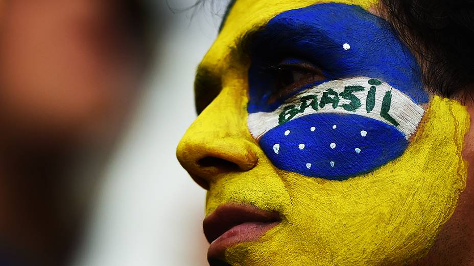 Torcedor brasileiro aguarda o início do jogo contra a Holanda no Mané Garrincha, em Brasília