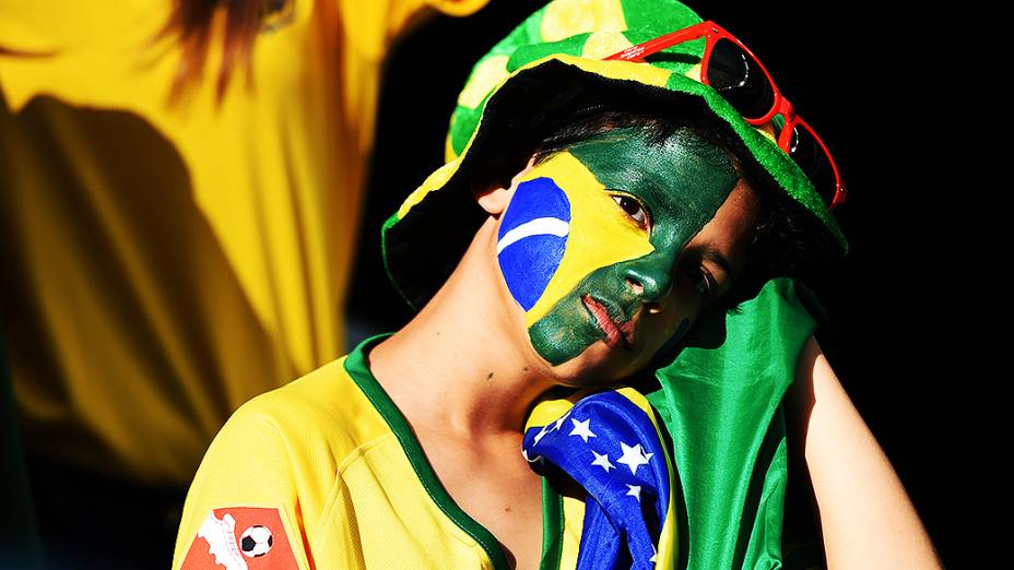 Menino aguarda o início do jogo entre Brasil e Holanda no Mané Garrincha, em Brasília