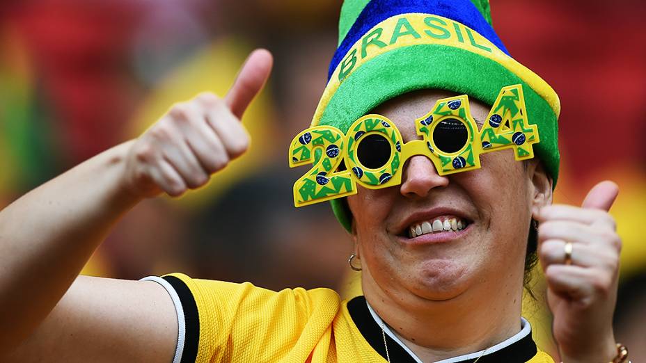 Torcedora do Brasil aguarda o início do jogo contra a Holanda no Mané Garrincha, em Brasília