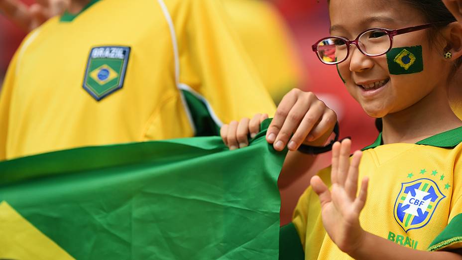 Menina aguarda o início do jogo entre Brasil e Holanda no Mané Garrincha, em Brasília