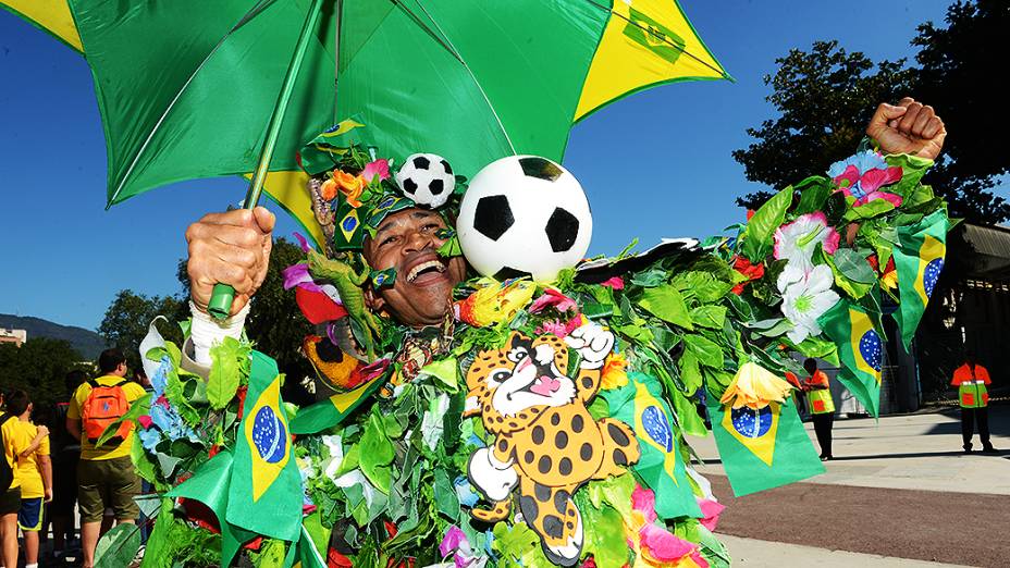 Público aguarda jogo entre Brasil e Inglaterra, no Rio de Janeiro