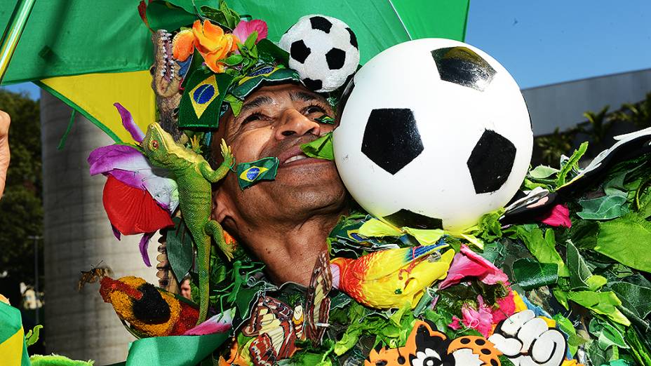 Público aguarda jogo entre Brasil e Inglaterra, no Rio de Janeiro