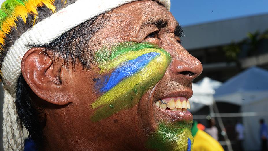 No Maracanã, público aguarda início da partida entre Brasil e Inglaterra