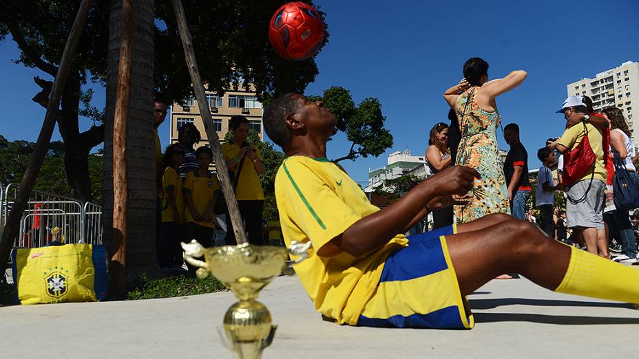 No Maracanã, público aguarda início da partida entre Brasil e Inglaterra