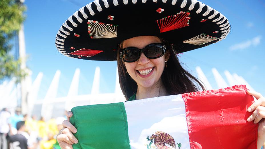 Torcedora mexicana chega ao Castelão para partida entre Brasil e México, pela Copa das Confederações, nesta quarta-feira (19), em Fortaleza