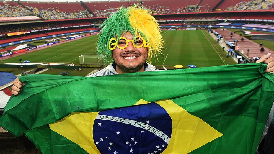 Torcedor mostra a bandeira do Brasil antes do amistoso contra a Sérvia no estádio do Morumbi, em São Paulo