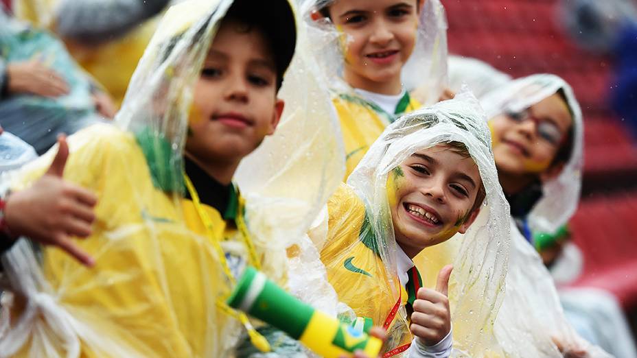 Crianças posam para foto antes do amistoso entre Brasil e Sérvia, em São Paulo