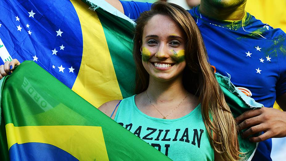 Torcedoras fazem a festa na vitória do Brasil sobre o México, na Arena Castelão em Fortaleza