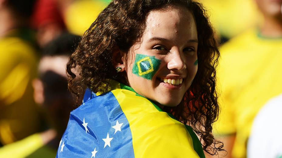 Torcedoras fazem a festa na vitória do Brasil sobre o México, na Arena Castelão em Fortaleza