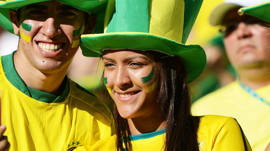 Torcedoras fazem a festa na vitória do Brasil sobre o México, na Arena Castelão em Fortaleza