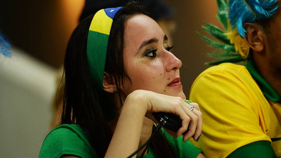 Torcedoras fazem a festa na vitória do Brasil sobre o México, na Arena Castelão em Fortaleza