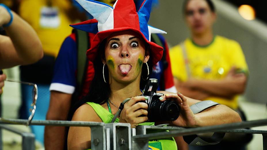 Torcedoras fazem a festa na vitória do Brasil sobre o México, na Arena Castelão em Fortaleza