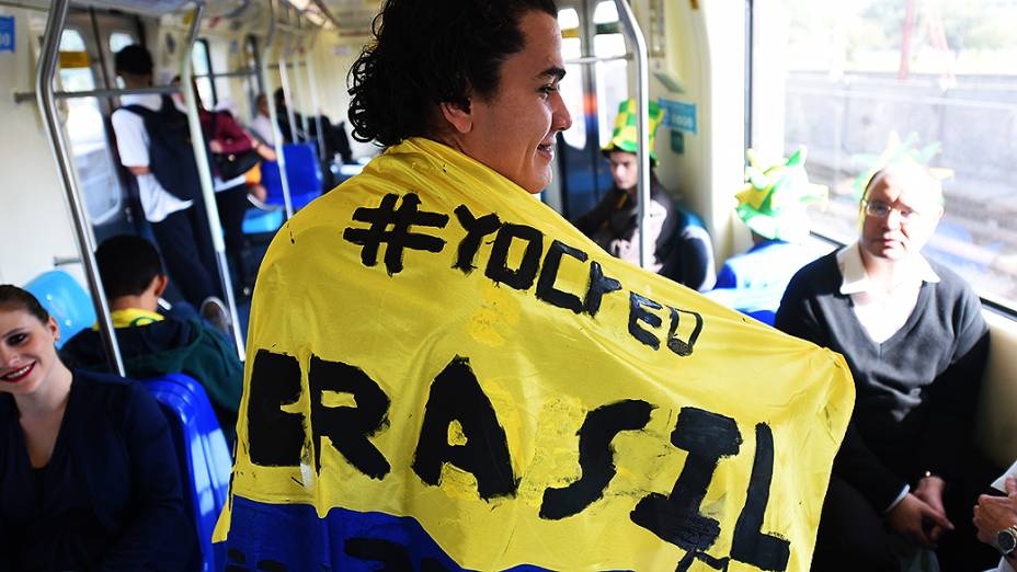 Torcedor da Colômbia usa o metrô para chegar à abertura da Copa no Itaquerão, em São Paulo