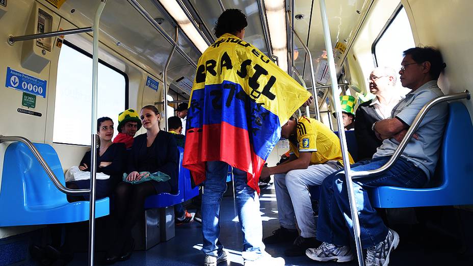 Torcedor da Colômbia usa o metrô para chegar à abertura da Copa no Itaquerão, em São Paulo