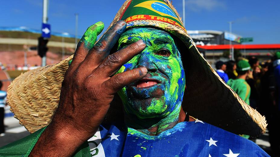 Torcedor do Brasil chega para a abertura da Copa no Itaquerão, em São Paulo