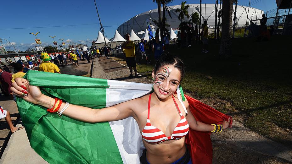 Torcedora da Itália em frente à Arena Amazônia, em Manaus