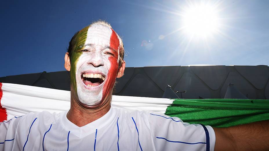 Torcedor da Itália posa para foto em frente à Arena Amazônia antes do jogo contra a Inglaterra, em Manaus