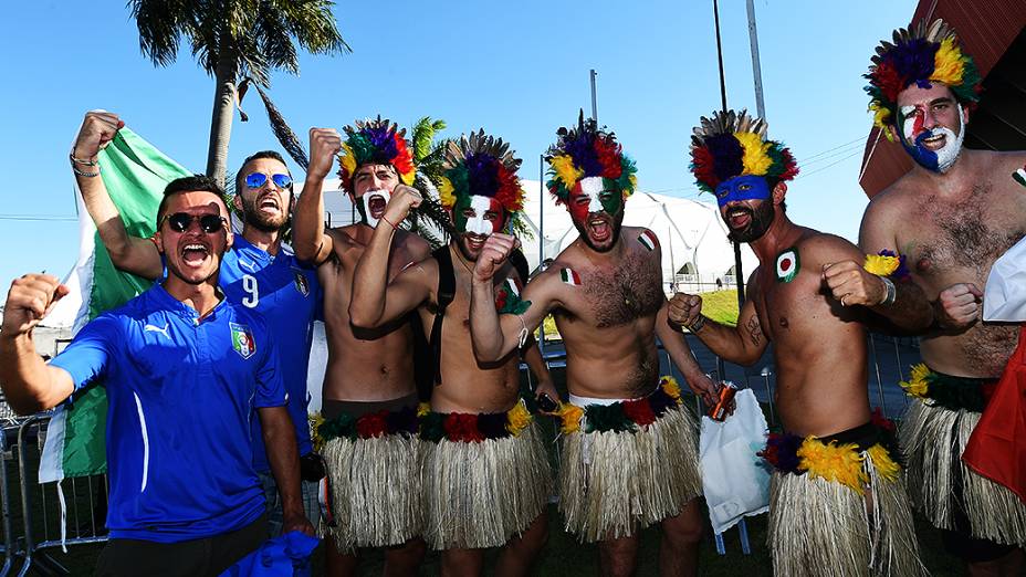 Torcedores italianos posam para foto em frente à Arena Amzônia, em Manaus