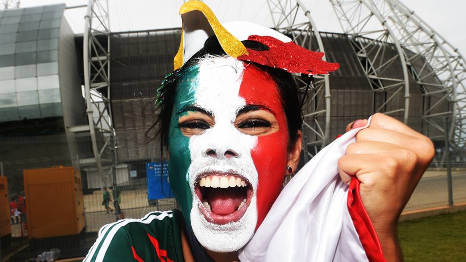 Torcedora do México segura bandeira do país antes do jogo contra o Brasil no Mineirão, em Belo Horizonte