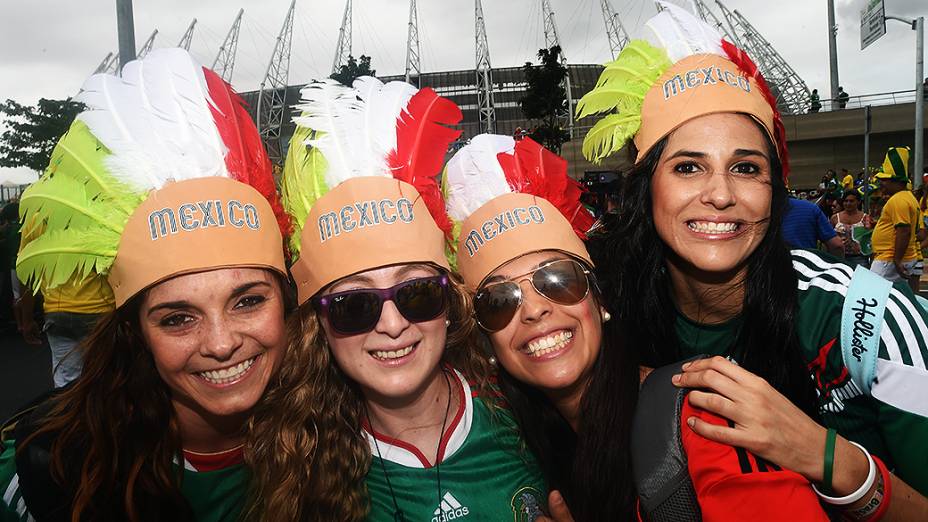 Torcedoras do México posam para foto em frente ao Castelão, em Fortaleza