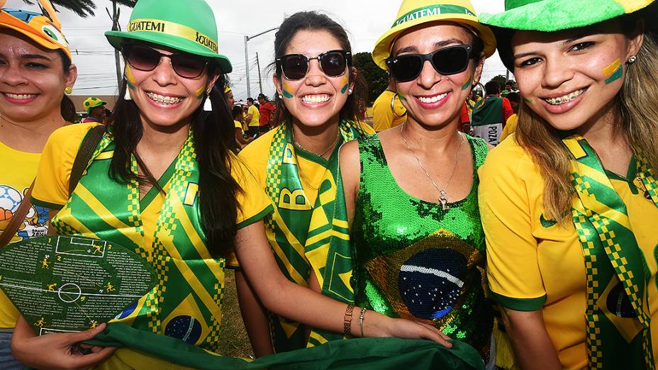 Torcedoras do Brasil posam para foto em frente ao Castelão, em Fortaleza