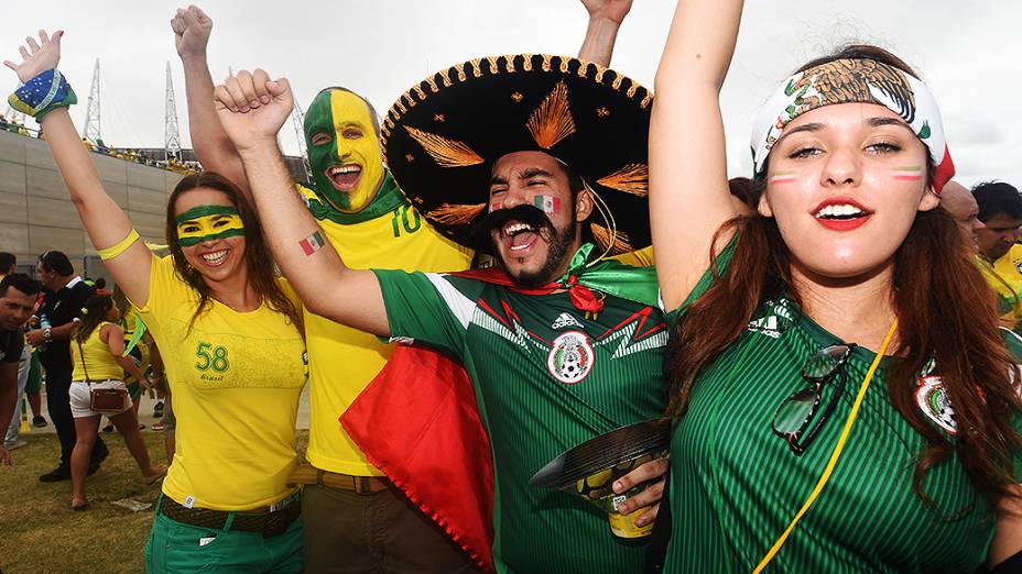 Torcedores de Brasil e México posam para foto antes do jogo no Castelão, em Fortaleza