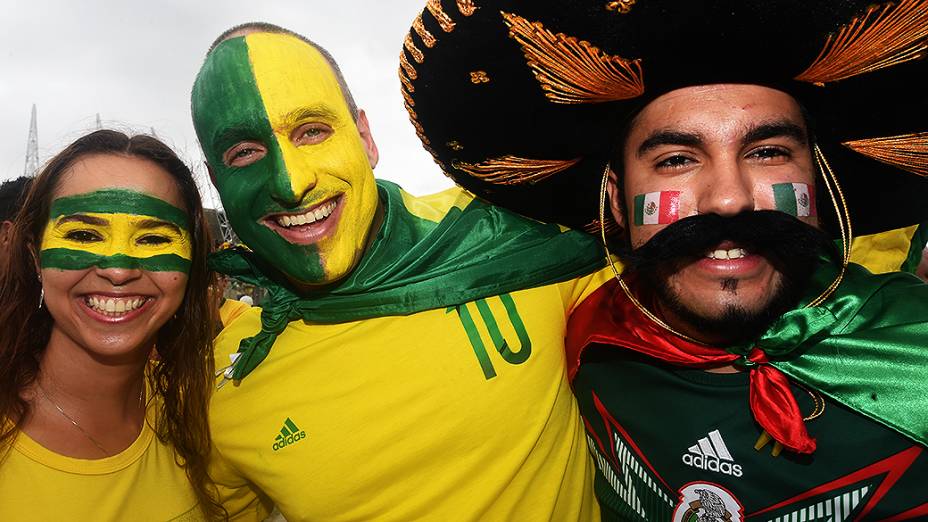 Torcedores de Brasil e México posam para foto antes do jogo no Castelão, em Fortaleza