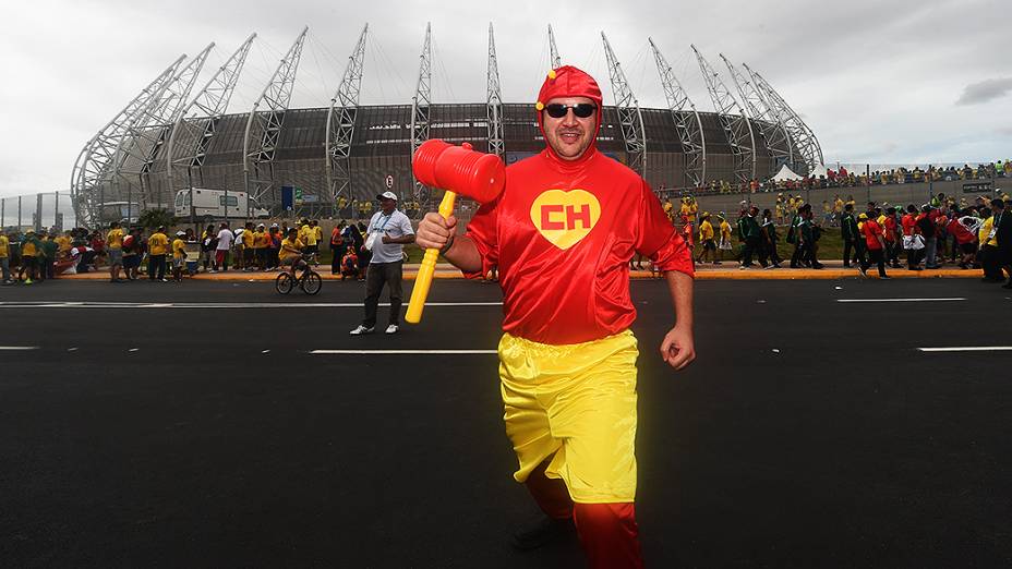 Torcedor usa fantasia do personagem Chapolin antes do jogo entre Brasil e México no Castelão, em Fortaleza