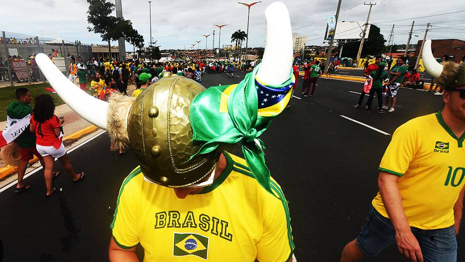 Torcedores chegam para o jogo entre Brasil e México no Castelão, em Fortaleza