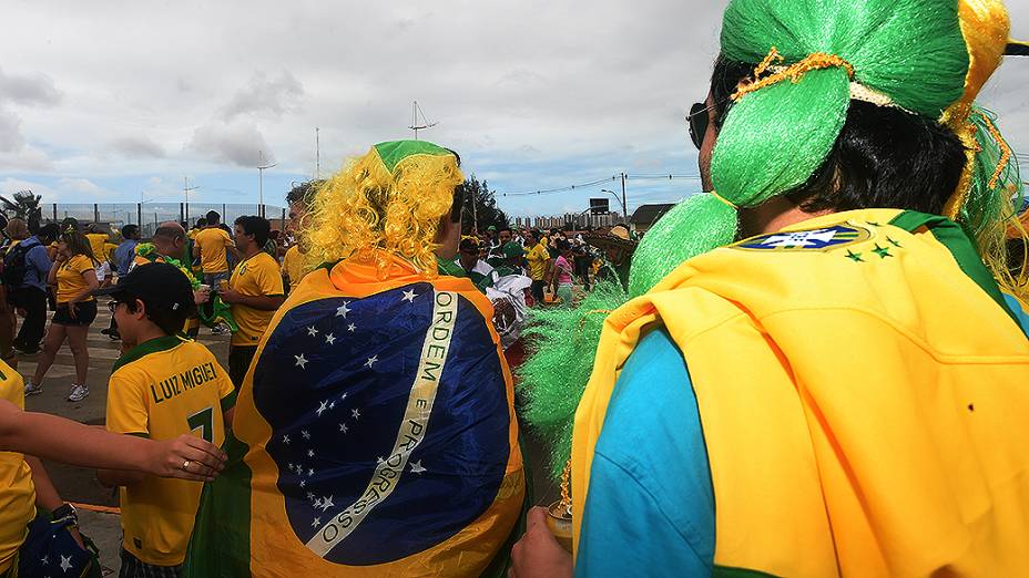 Torcida brasileira chega para o jogo contra o México no Castelão, em Fortaleza