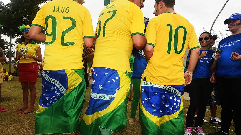 Torcida brasileira chega para o jogo contra o México no Castelão, em Fortaleza