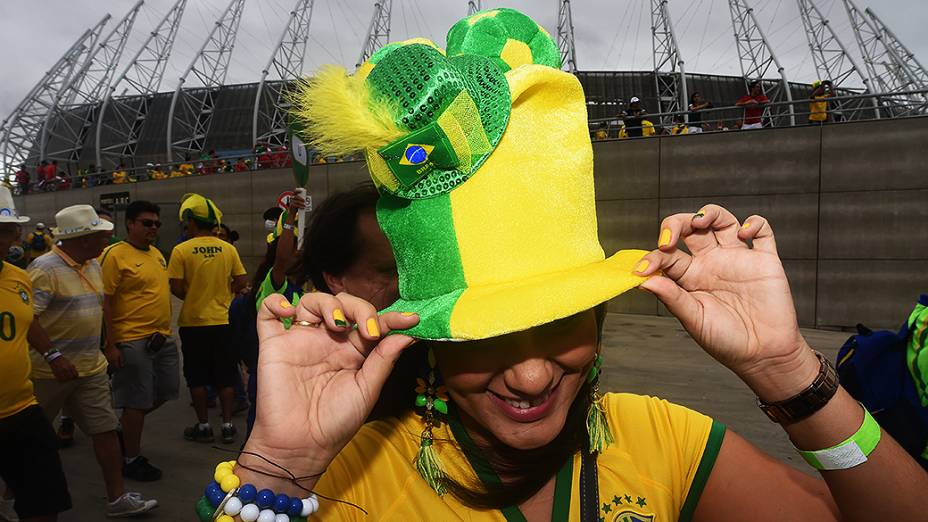 Torcedora do Brasil usa chapéu com as cores do Brasil antes do jogo contra o México no Castelão, em São Paulo