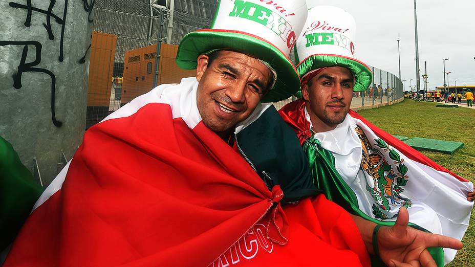 Torcedores do México posam para foto em frente ao Castelão, em Fortaleza